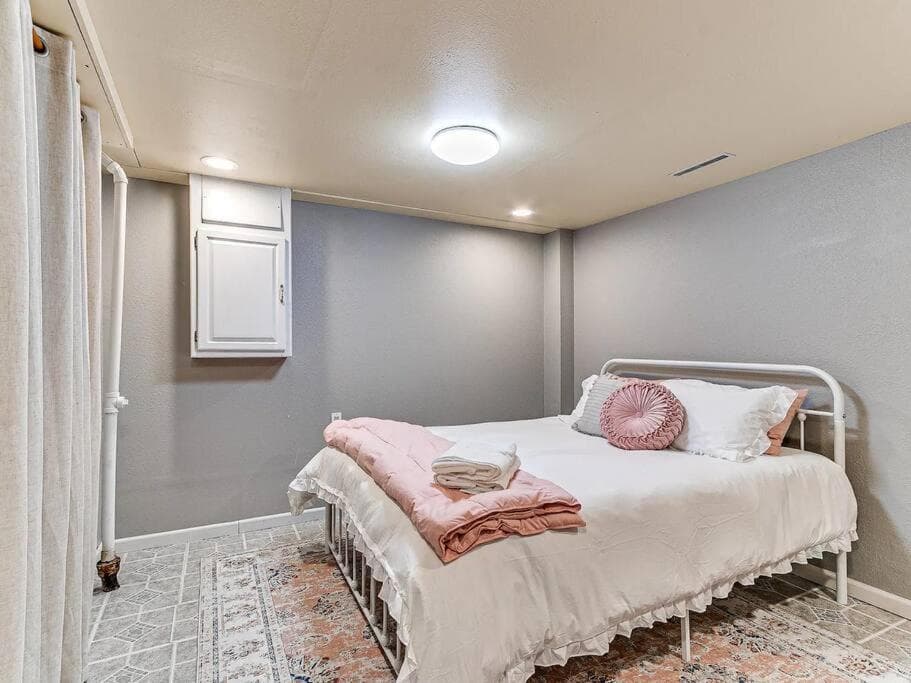 Parkside Getaway- Spacious Six Bedroom Home for Families & Friends