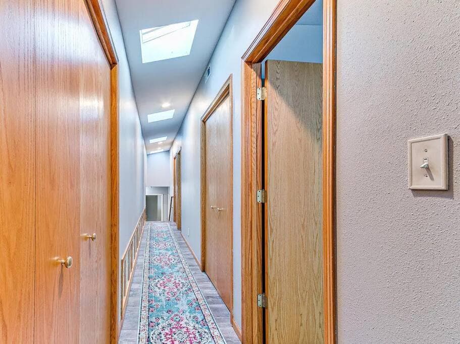 Parkside Getaway- Spacious Six Bedroom Home for Families & Friends