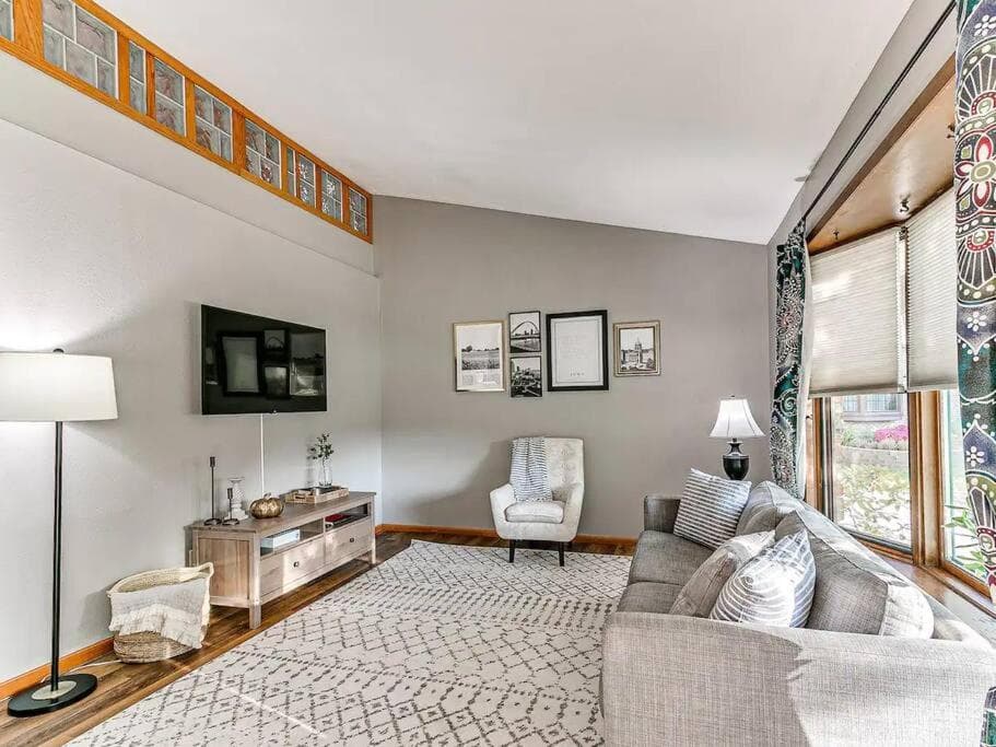 Parkside Getaway- Spacious Six Bedroom Home for Families & Friends