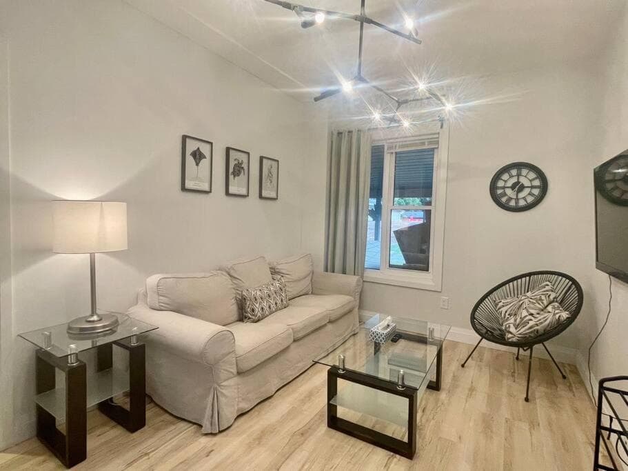 Stylish 3-bdrm suite w free Parking