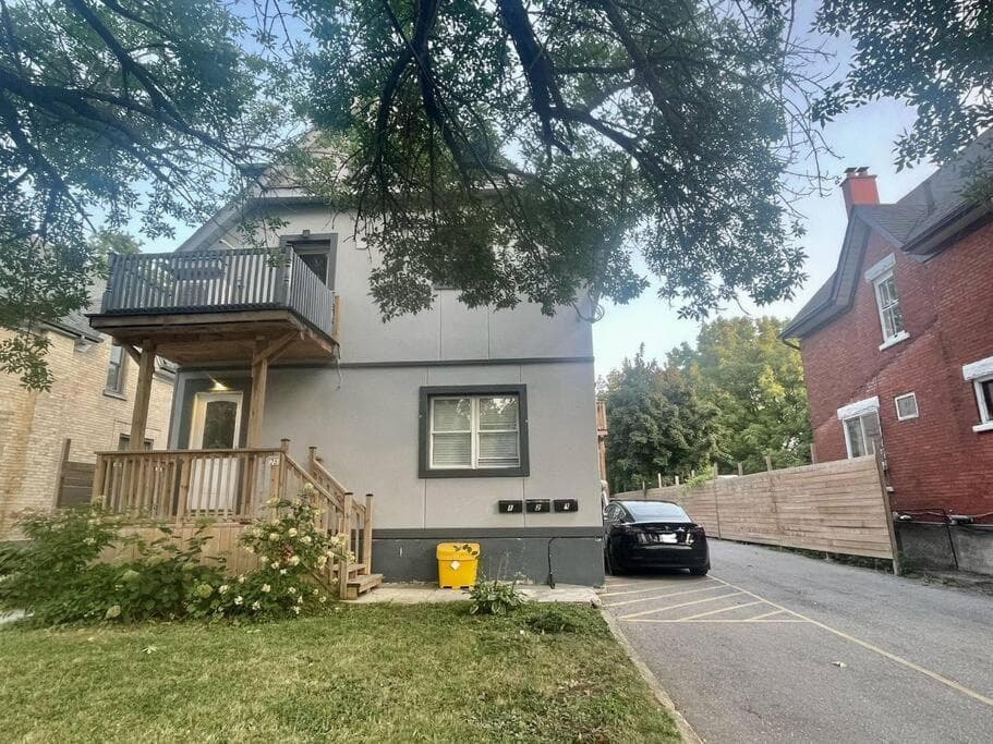 Stylish 3-bdrm suite w free Parking