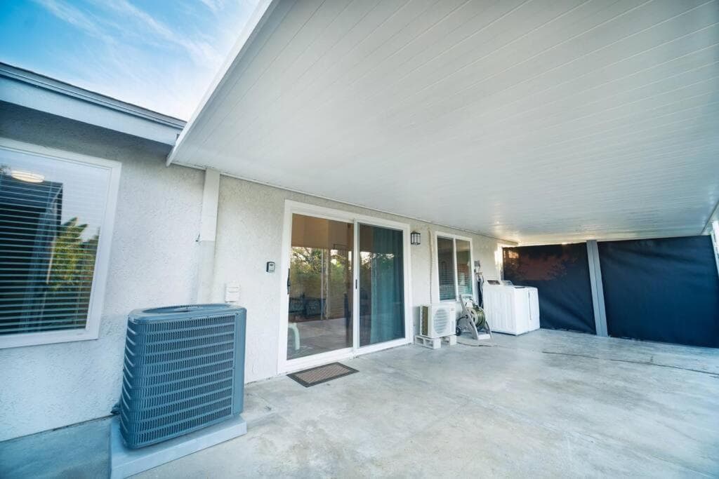 2 TVs - Vaulted Ceiling - Private Kitchen & Entrance