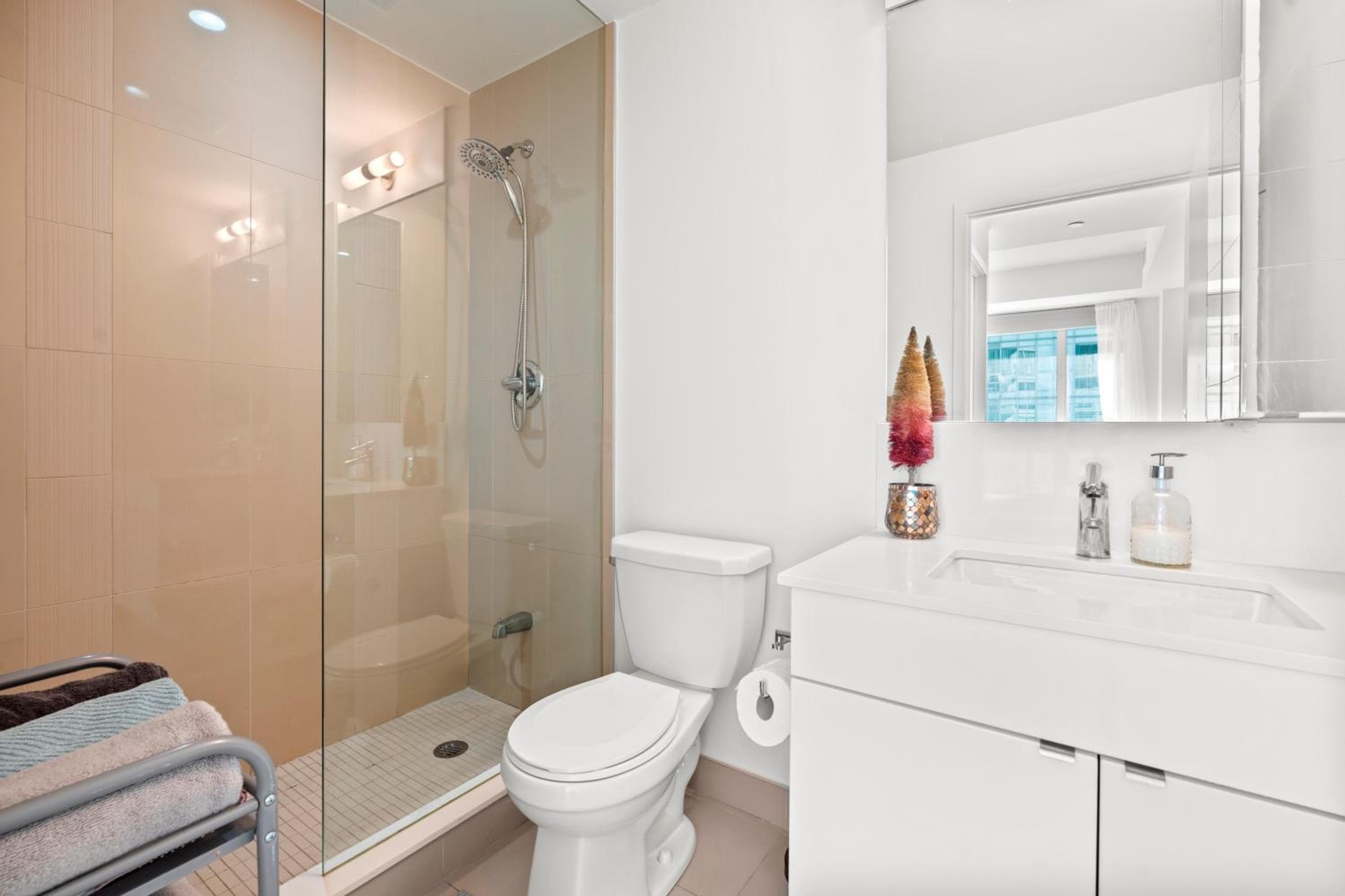 Modern Lillian St Apartments by GLOBALSTAY