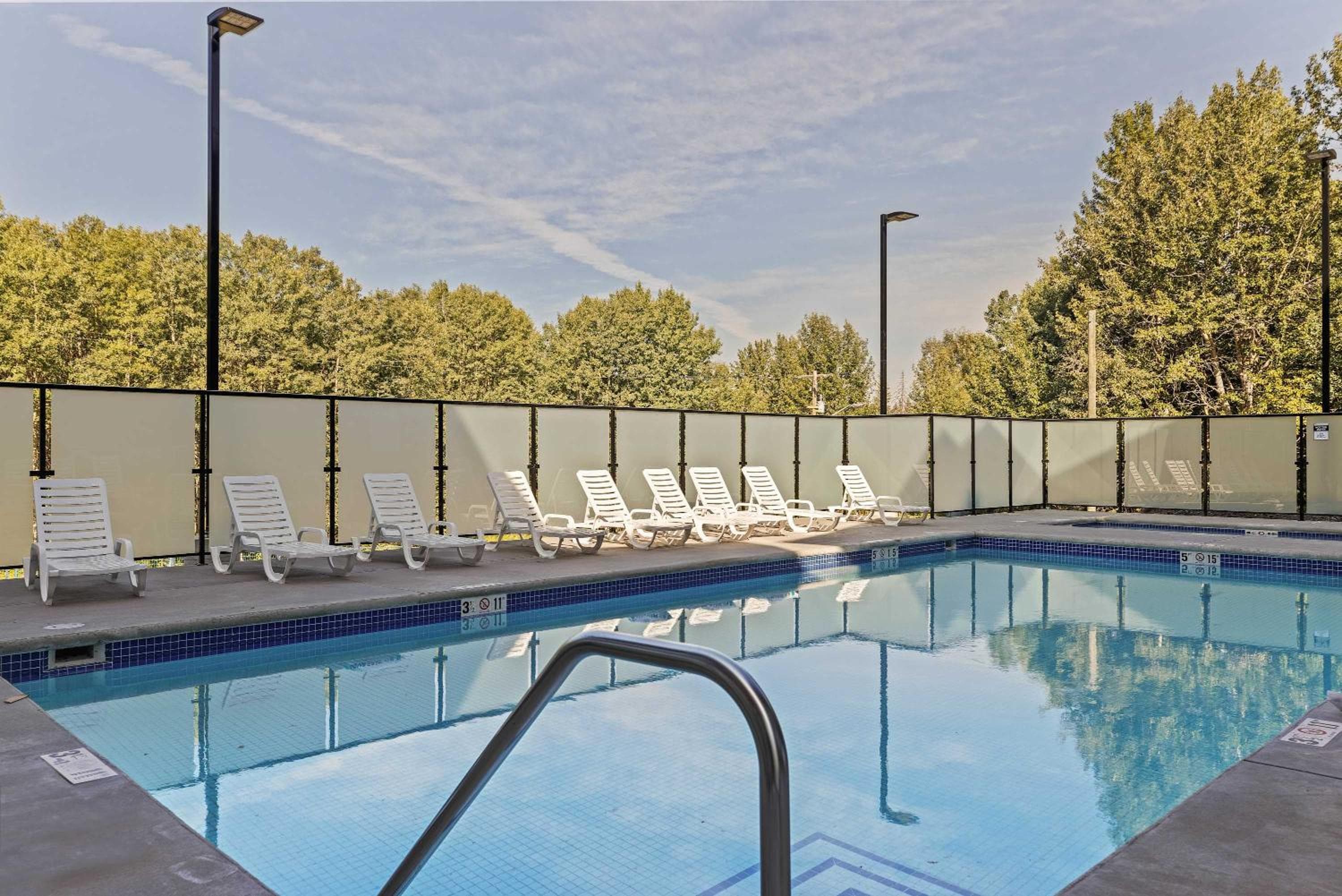 Pool and hot tub Stunning 2Bd haven in the Rockies