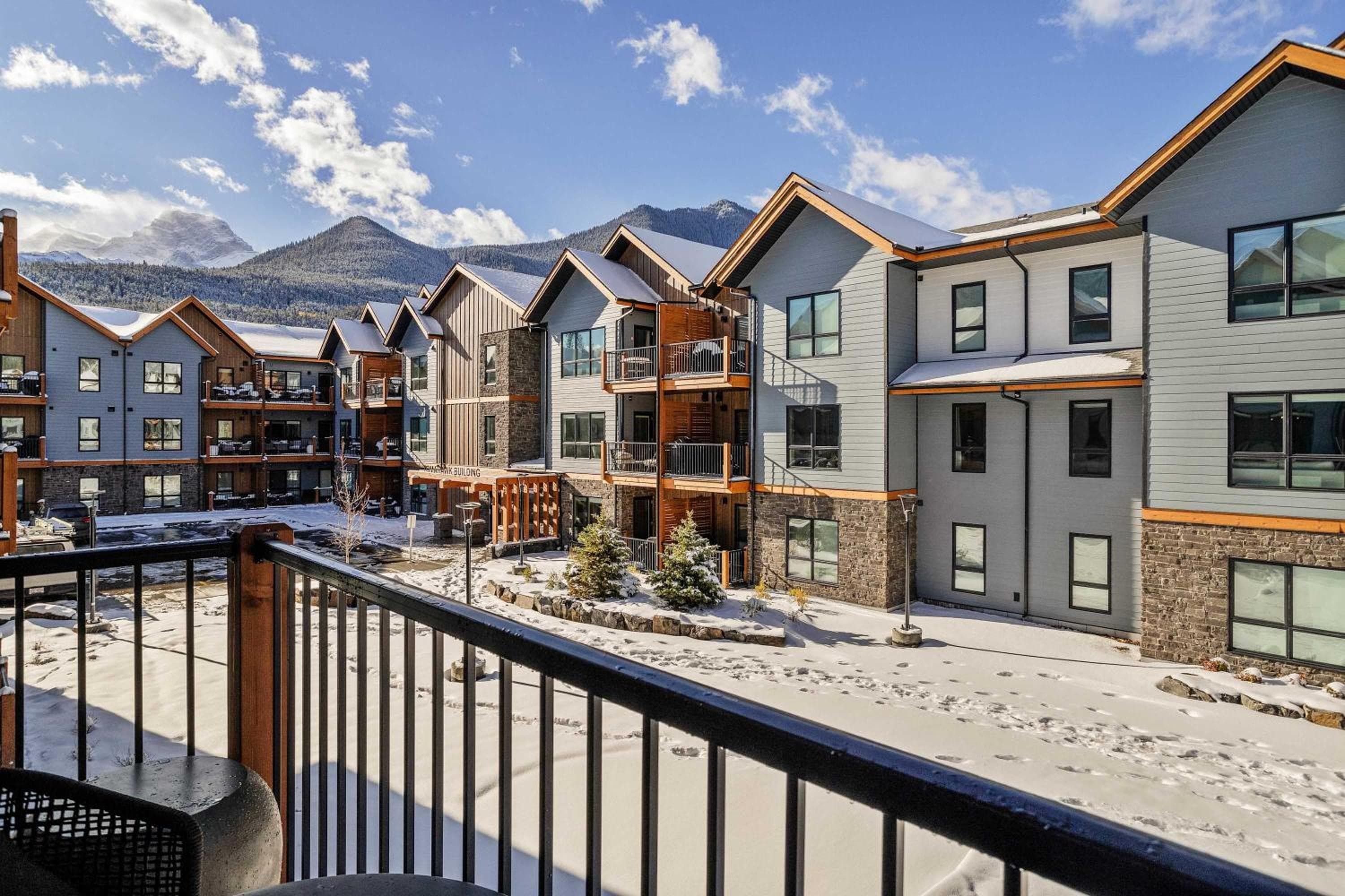 Pool and hot tub Stunning 2Bd haven in the Rockies