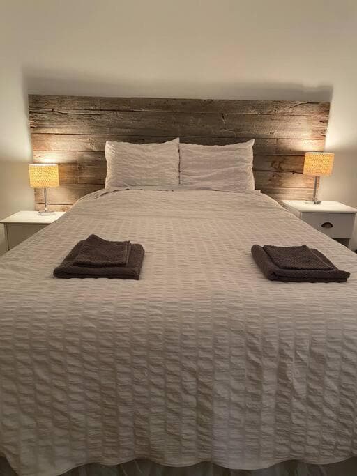 Bright & Cozy Apartment - Park Views, AC & Parking