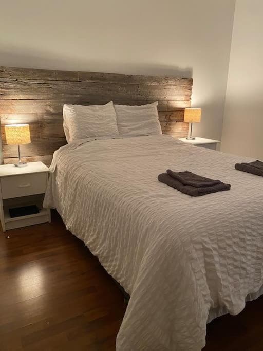 Bright & Cozy Apartment - Park Views, AC & Parking