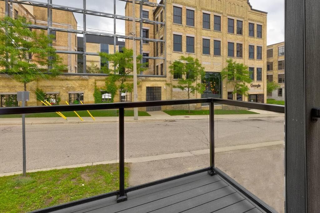 ENTIRE BACHELOR UNIT EN-SUITE ACROSS FROM GOOGLE - br4