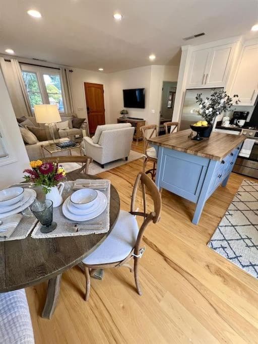 Healdsburg Plaza Pet-Friendly Charmer Hot Tub