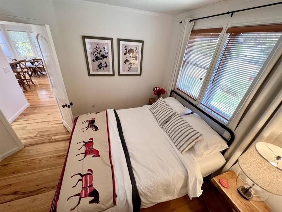 Healdsburg Plaza Pet-Friendly Charmer Hot Tub