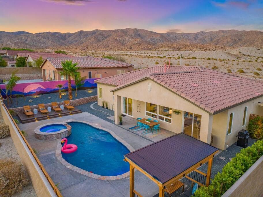 Golden Sunset- Saltwater Pool & Spa, Putting Green, Firepit, Gameroom