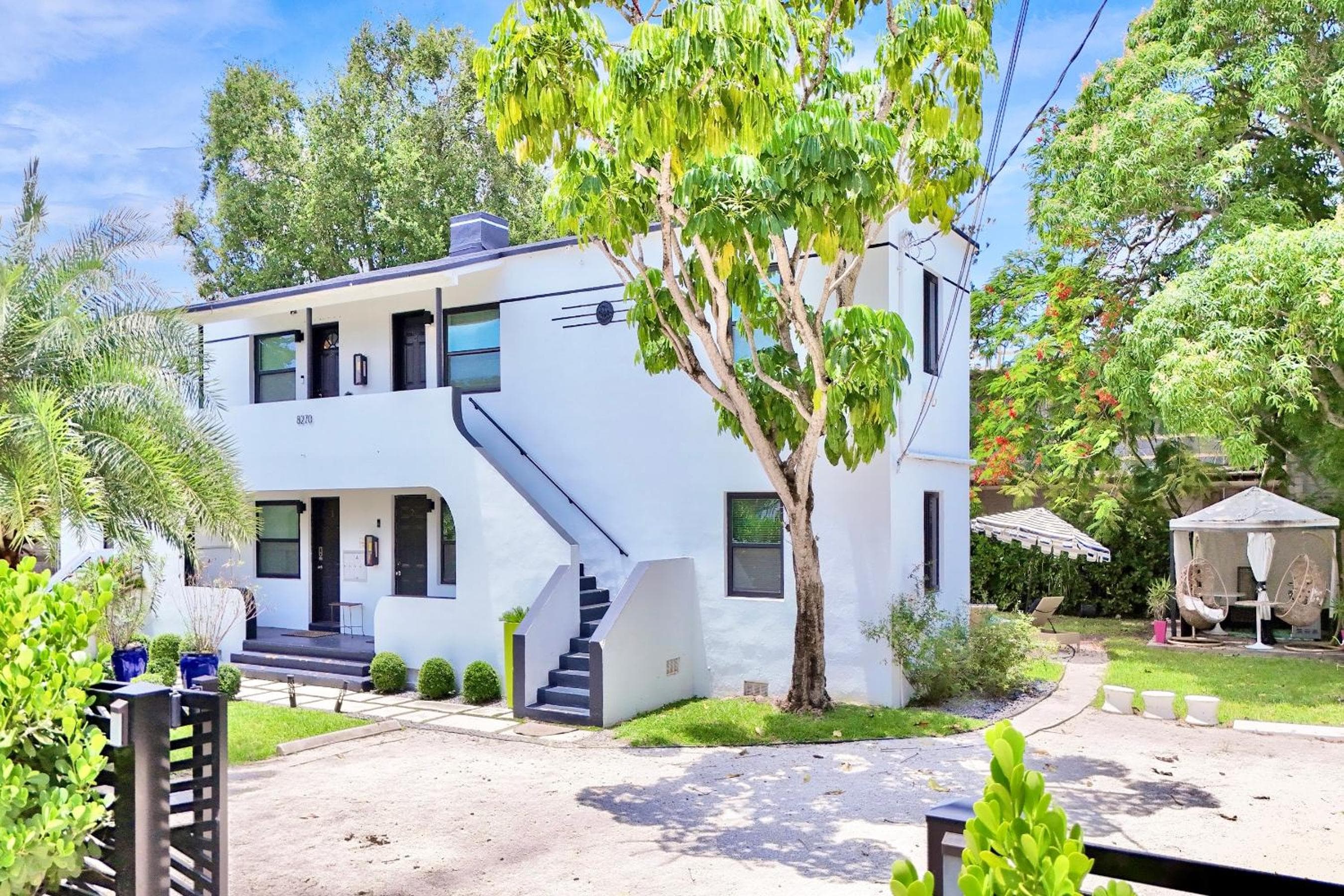 3 Seasons at the Carrington 3 Two Bedroom 1 Bath Apts -6 Bedrooms 3 bathrooms and 3 bedroom 2 bathroom Villa
