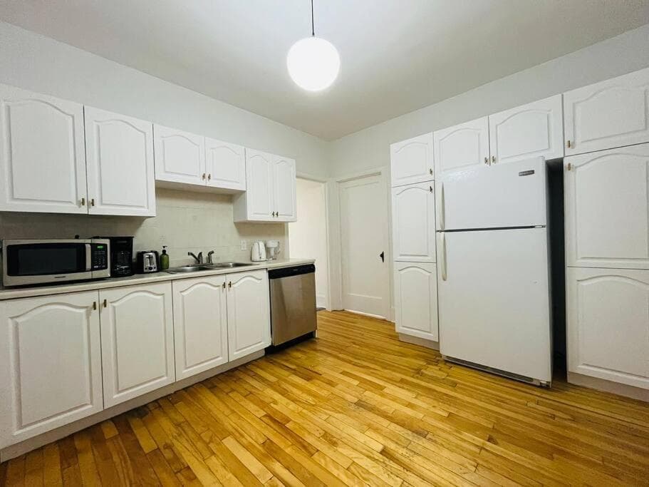 Charming 3BR Getaway, Free Parking & Near Metro