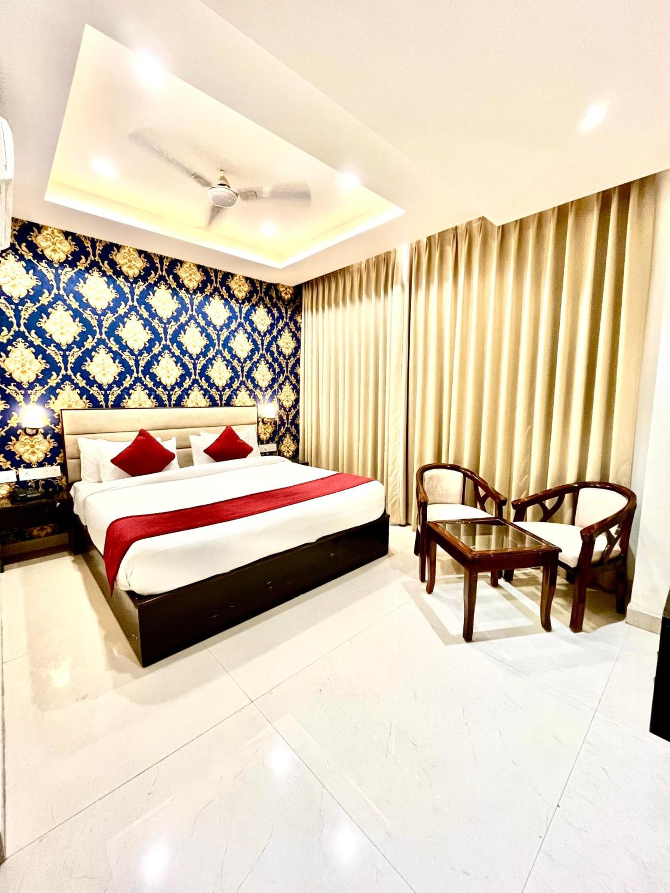 Hotel Lycoris Zirakpur Chandigarh !! Main Highway Hotel