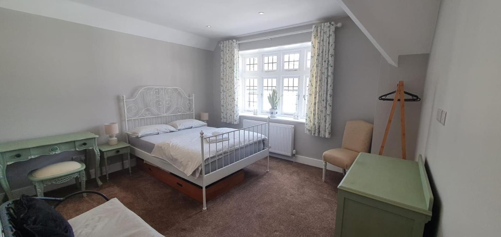 Place to Stay in Thames Ditton
