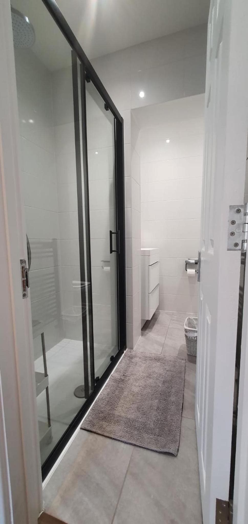 Place to Stay in Thames Ditton