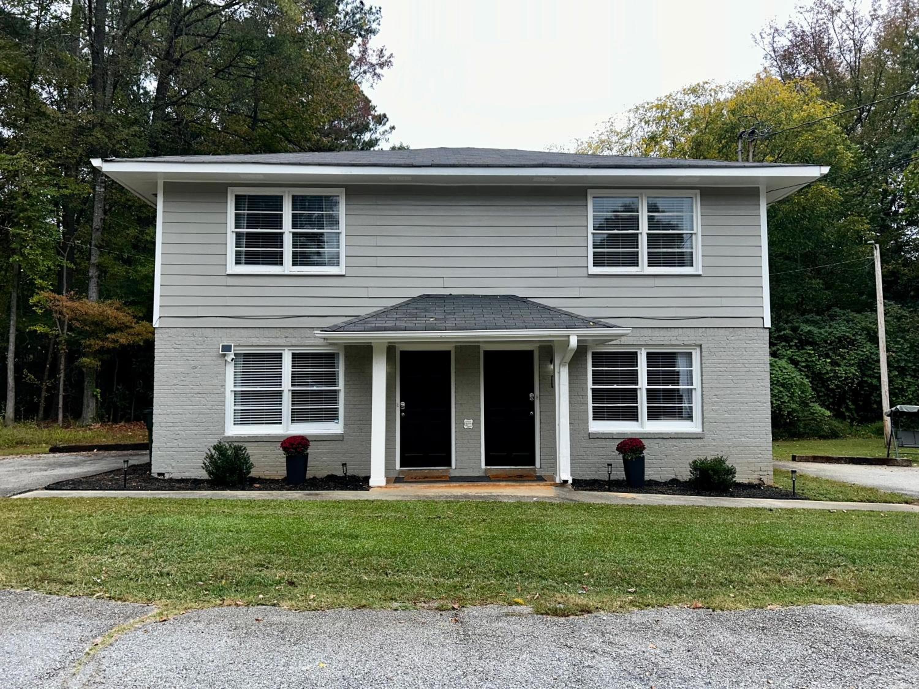 Coastal Cottage 1/2 mile from Covington Square