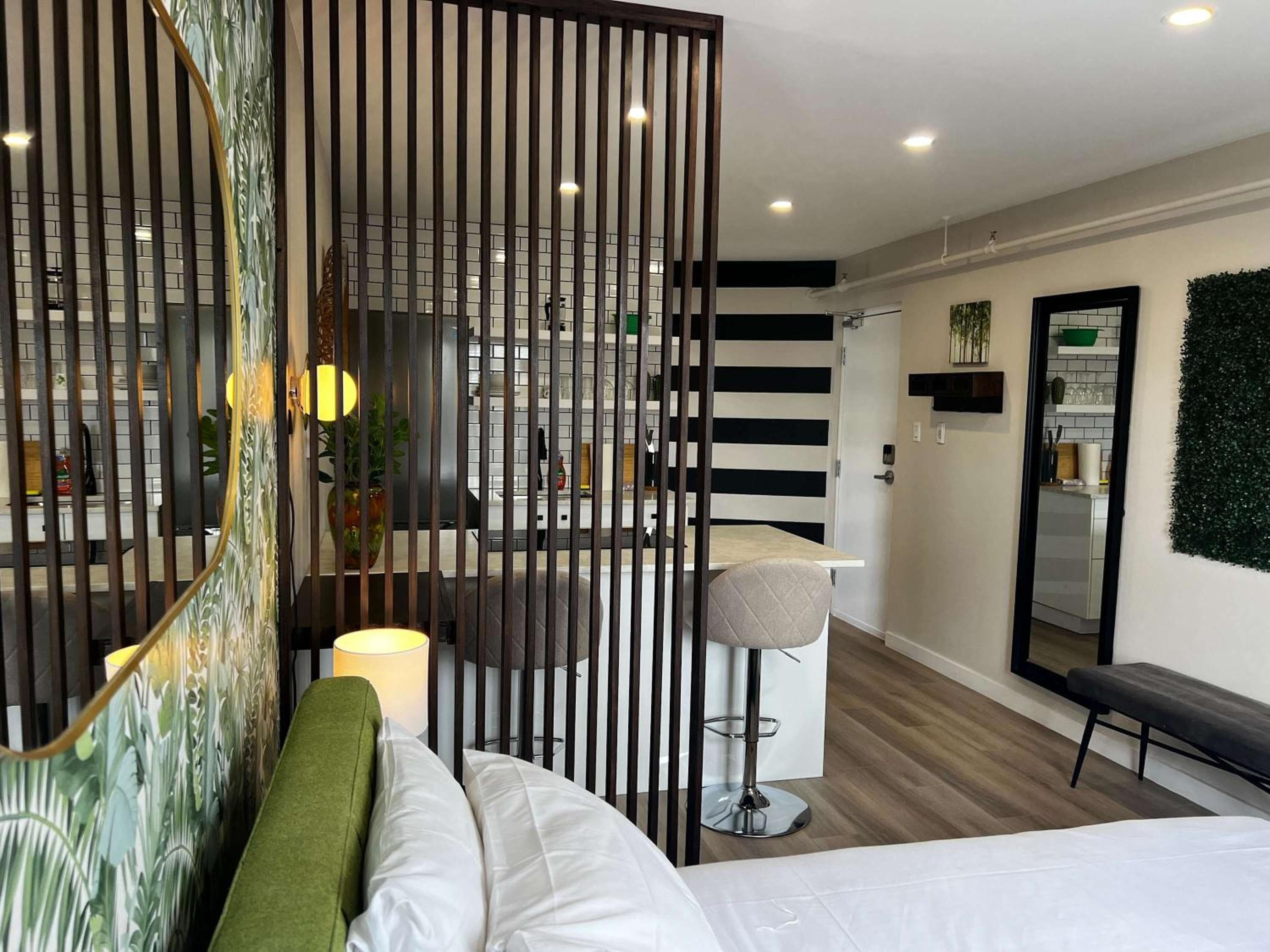 Green Room Calm Studio Stunning Downtown Views, Unit 8