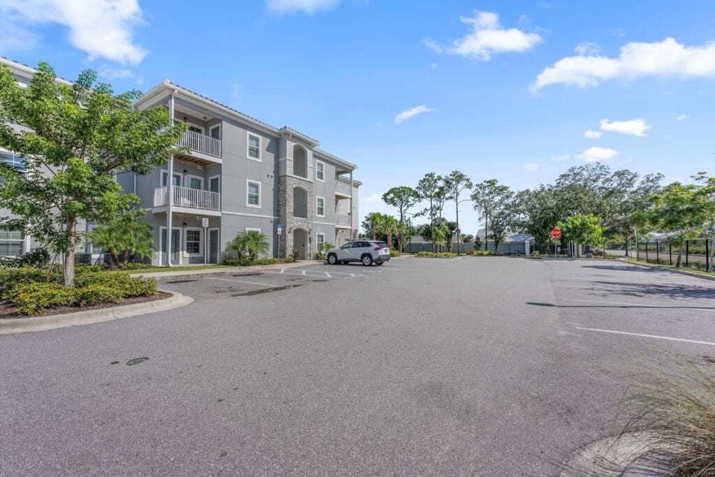 Gorgeous 2 Bedroom Condo in Prime Melbourne Close to Beaches