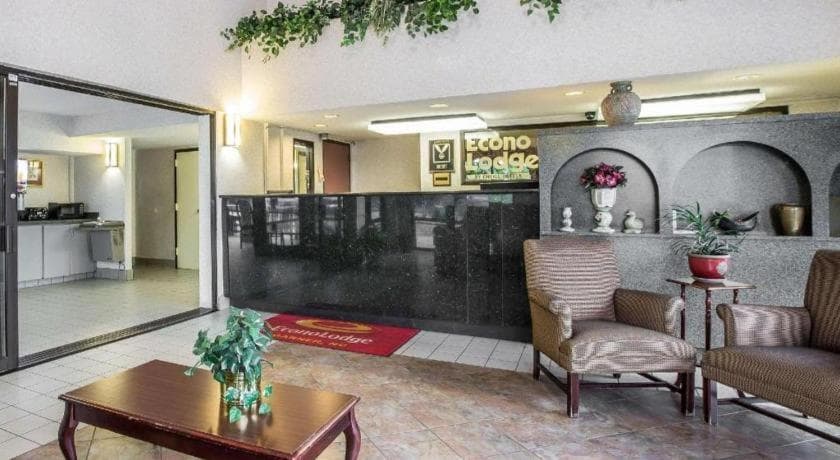 Econo Lodge South