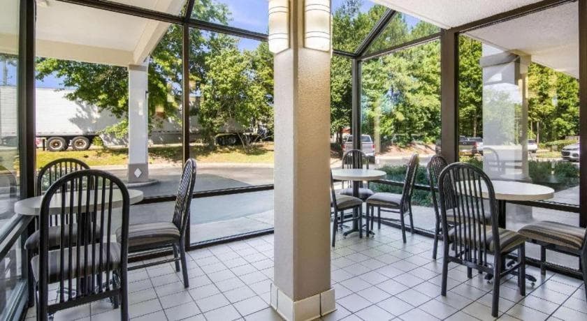 Econo Lodge South