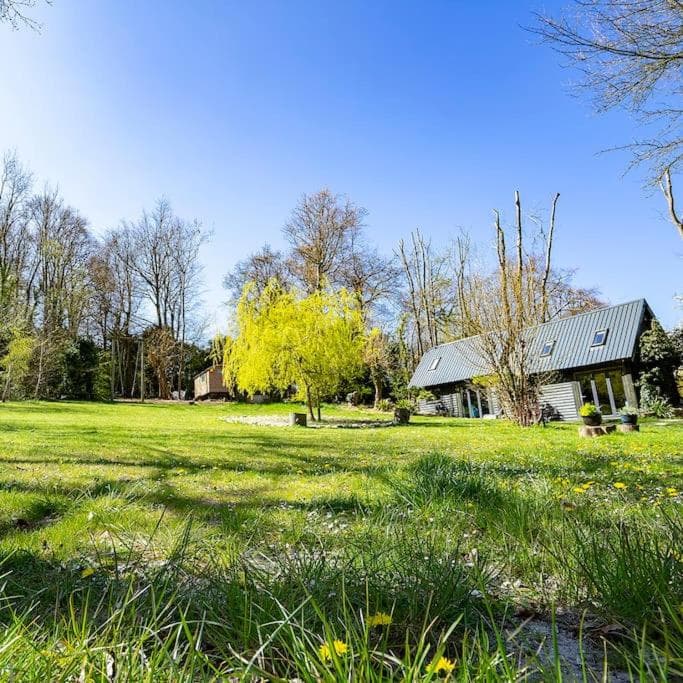 White Hill Lodge - rustic cabin set in a stunning meadow