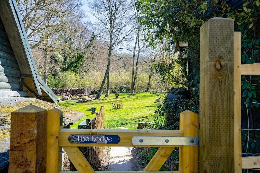 White Hill Lodge - rustic cabin set in a stunning meadow