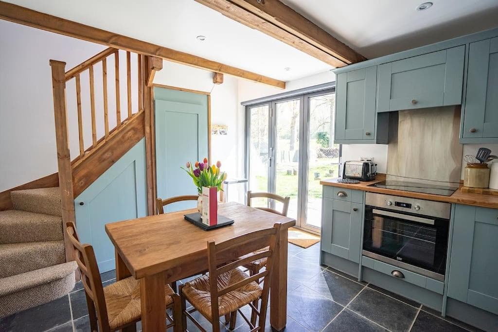 White Hill Lodge - rustic cabin set in a stunning meadow