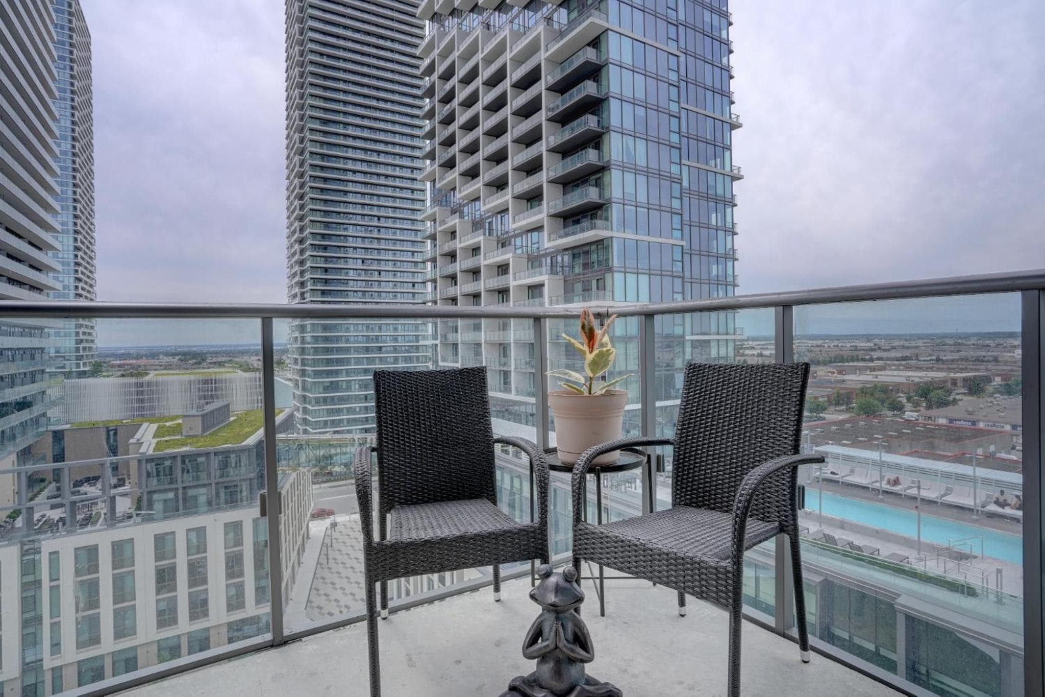 Wonderland Apartment in Vaughan