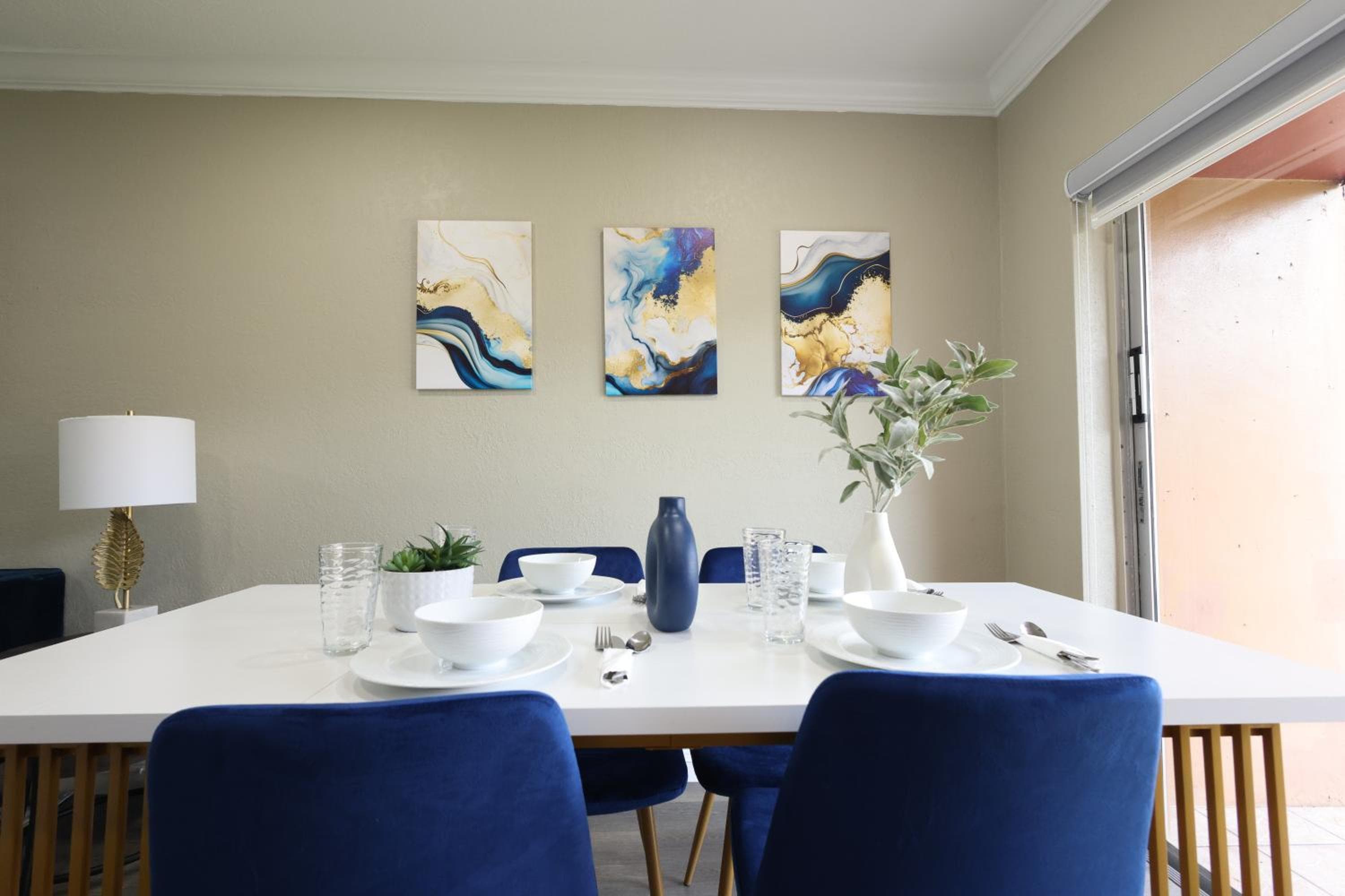 Walk to Stadium - 3BR King Bed Haven - Parking