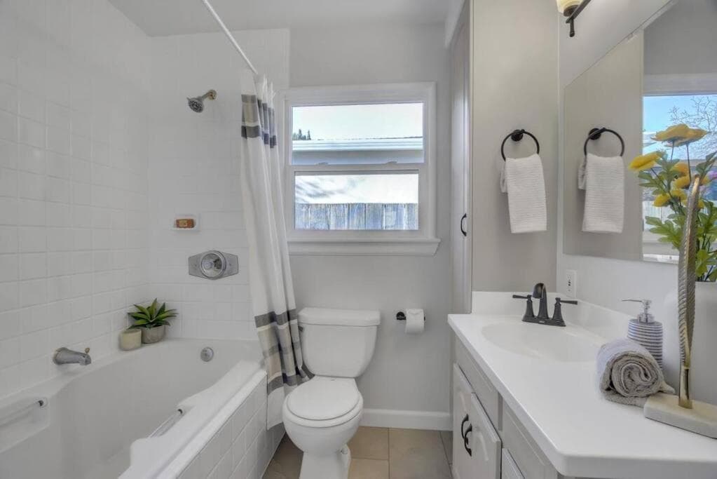 Newly Furnished Retreat 5 Min to Stanford & Downtown Palo Alto