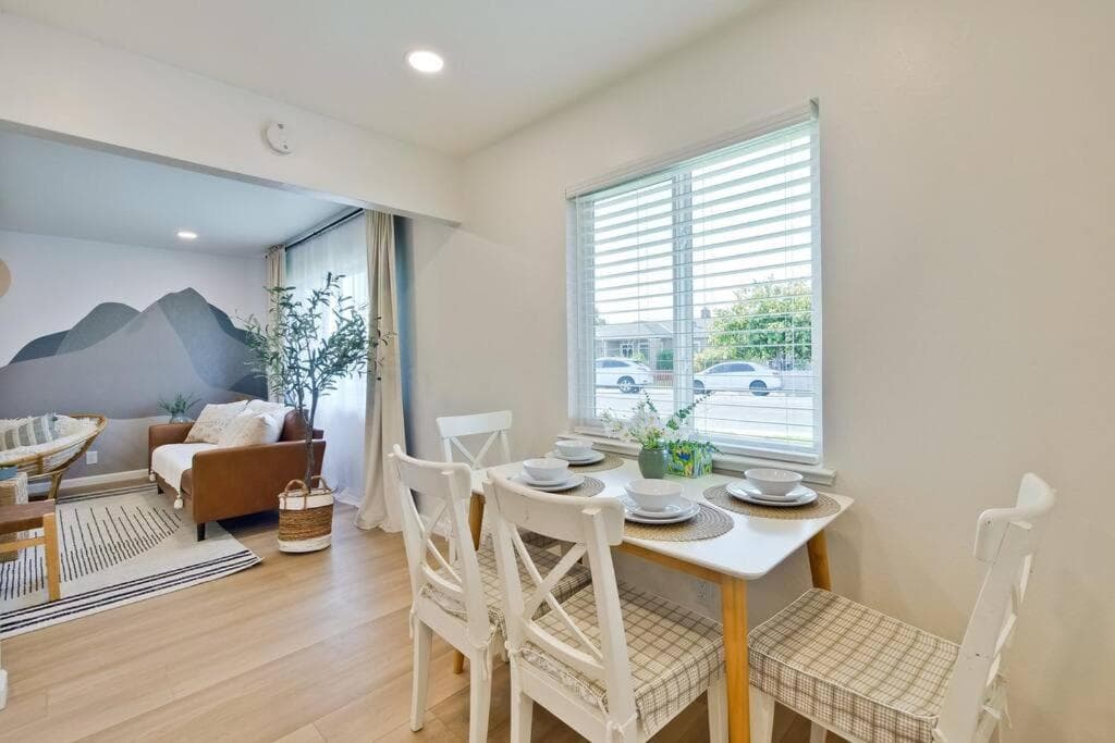 MJ Charming 2B1B Duplex AC Walk to Shopping 1889