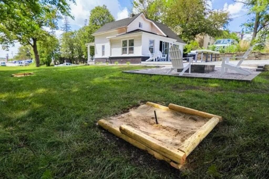 Hometown Haven- 3 bedroom, Large Yard, Firepit