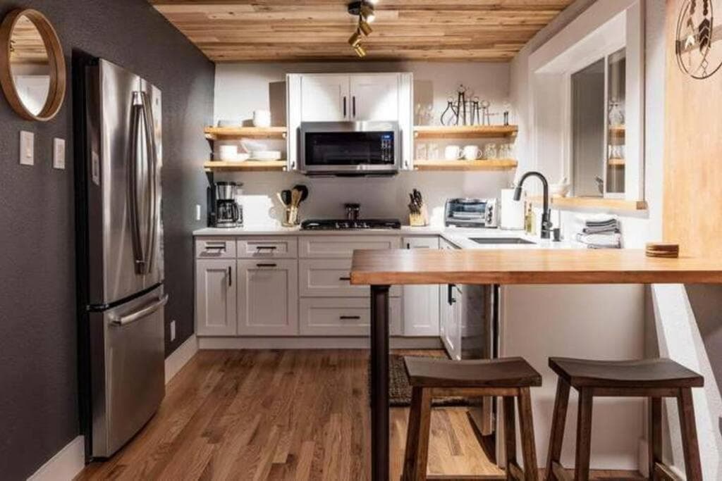 Hometown Haven- 3 bedroom, Large Yard, Firepit