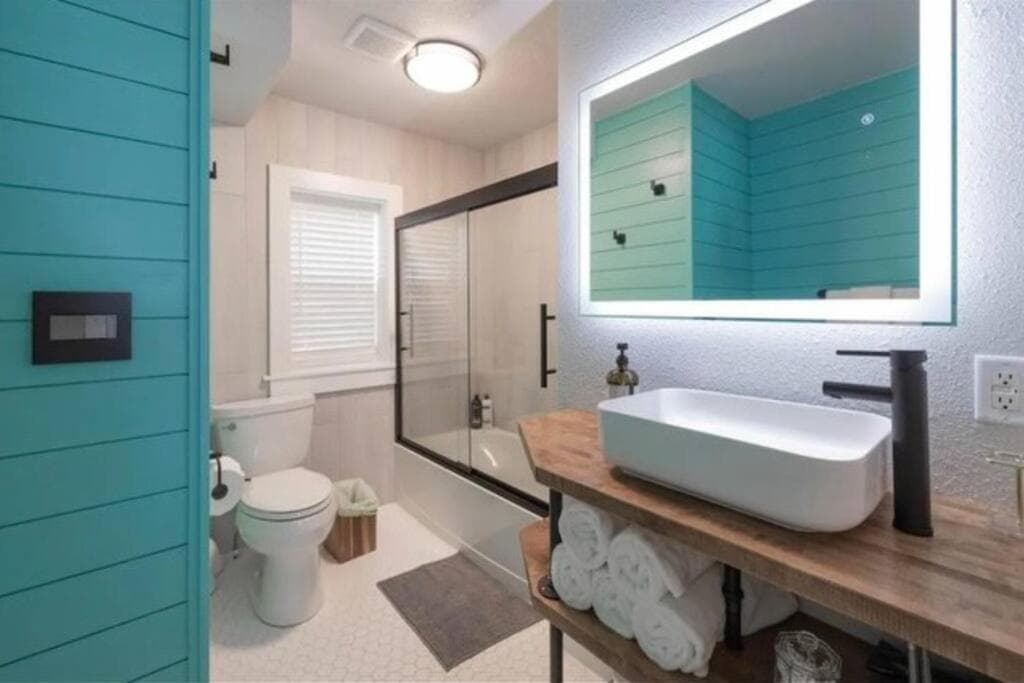 Hometown Haven- 3 bedroom, Large Yard, Firepit