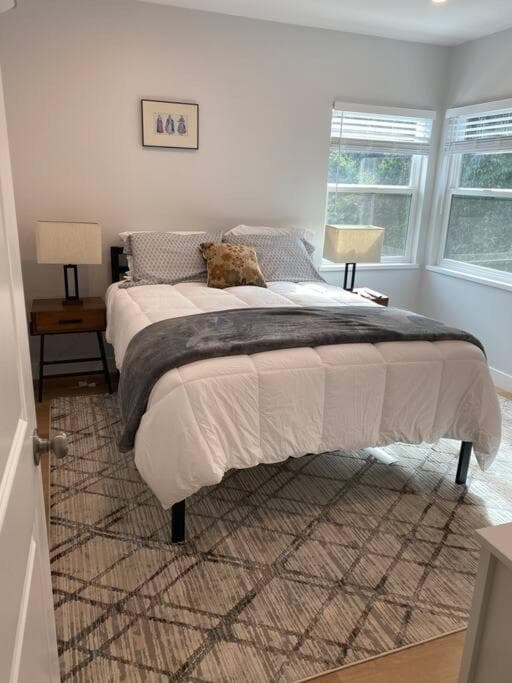 4 Stanford! Furnished Apartment, Gated Parking, Laundry