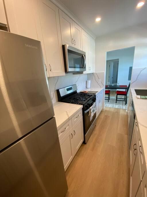 4 Stanford! Furnished Apartment, Gated Parking, Laundry