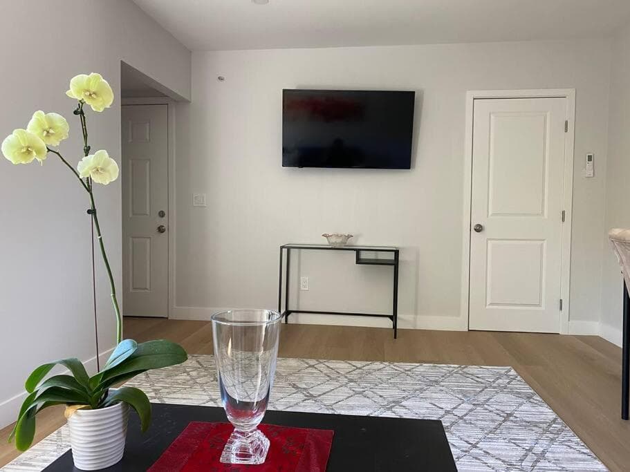 4 Stanford! Furnished Apartment, Gated Parking, Laundry