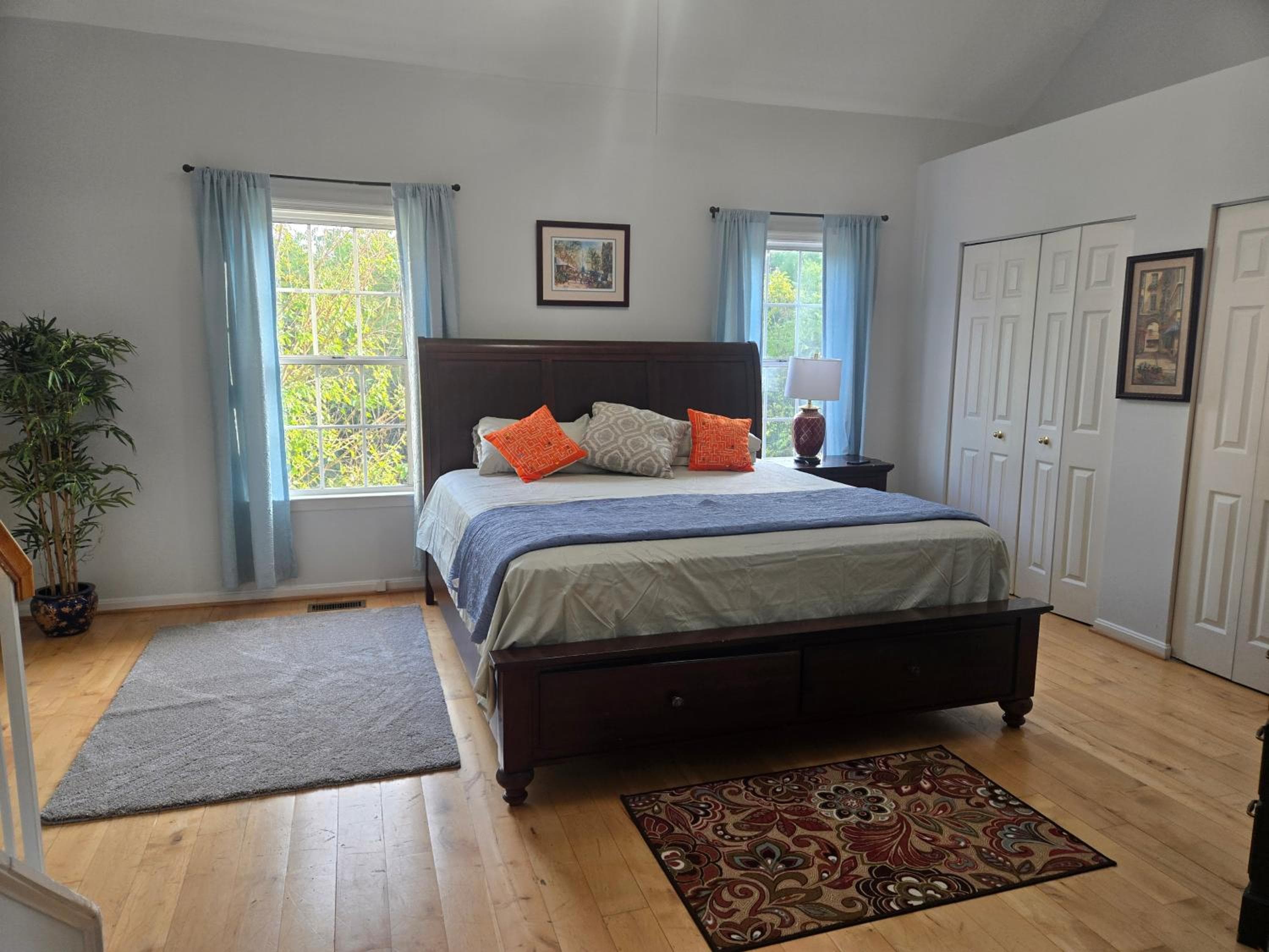 Spacious Quiet 3 Bedrooms and 4 Bathrooms Townhome 40 mins from DC Free Parking and Pet Friendly