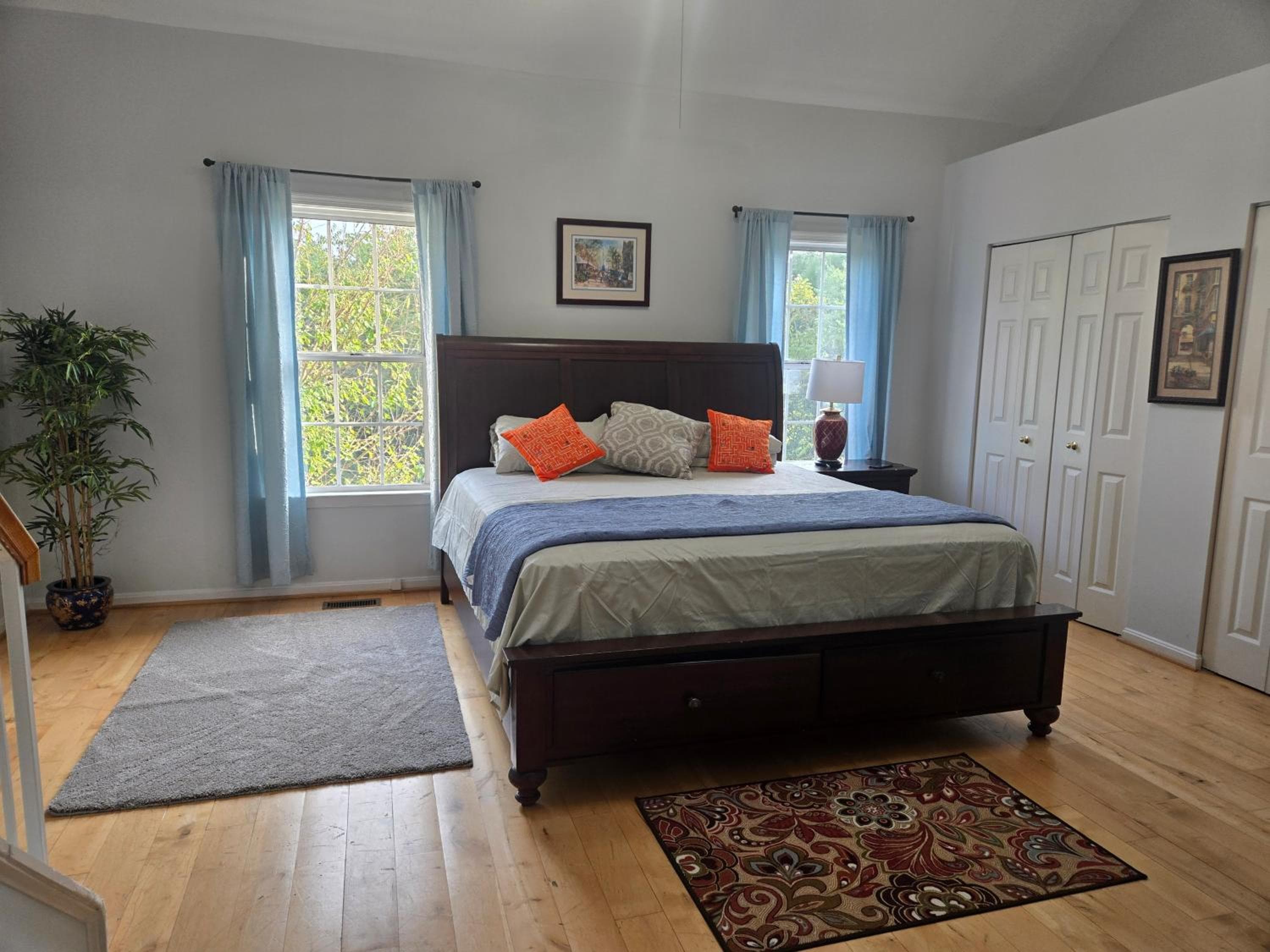 Spacious Quiet 3 Bedrooms and 4 Bathrooms Townhome 40 mins from DC Free Parking and Pet Friendly