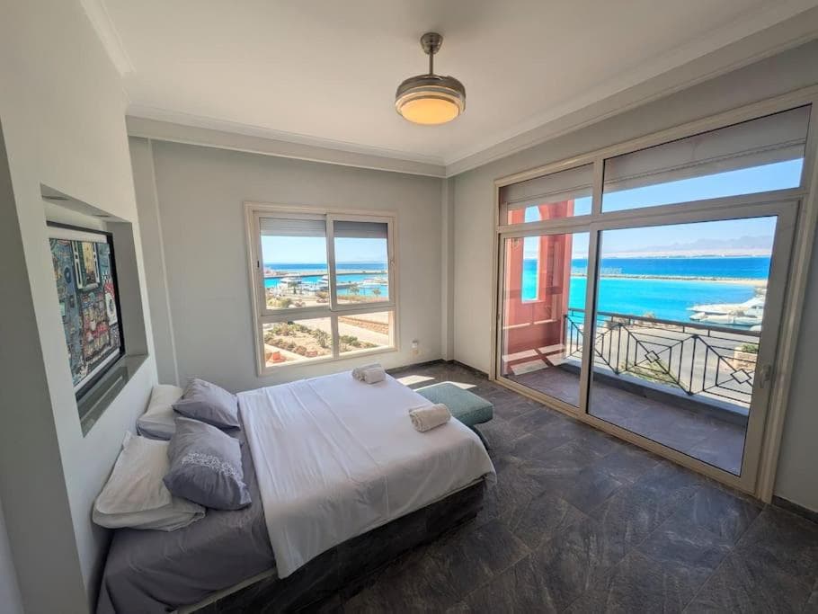 Central Luxury Marina 3BR Apt Free Beach Access