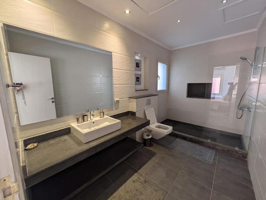 Central Luxury Marina 3BR Apt Free Beach Access