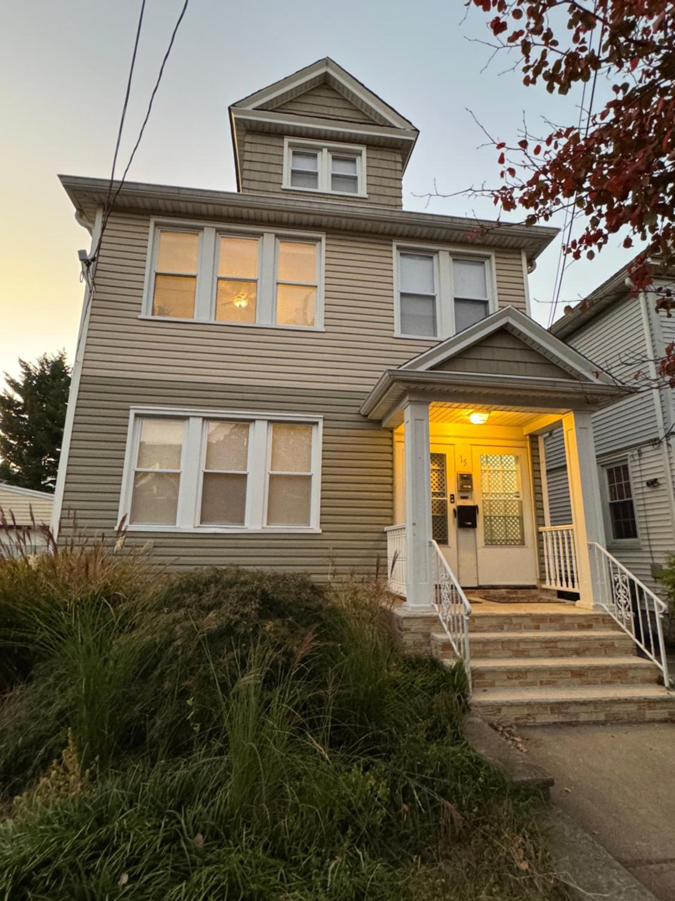 2-Story Stay with Game Lounge & Free Parking Spots - 5 mins to NYC Train