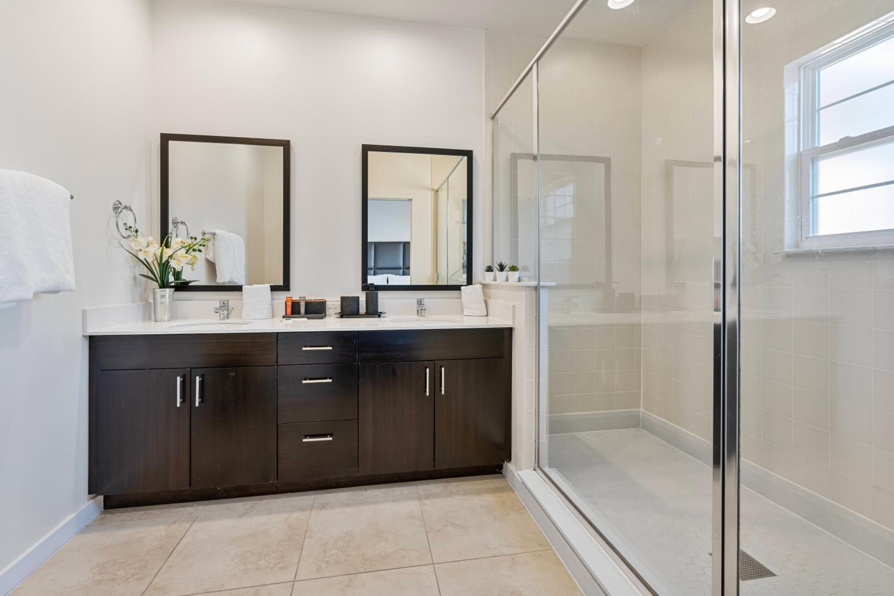 Comfortable 3BdrmsPrivate Hot TubClose to Disney