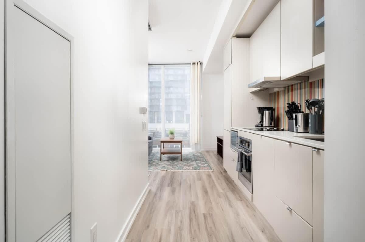 Midsize 1BD Condo in Downtown Core