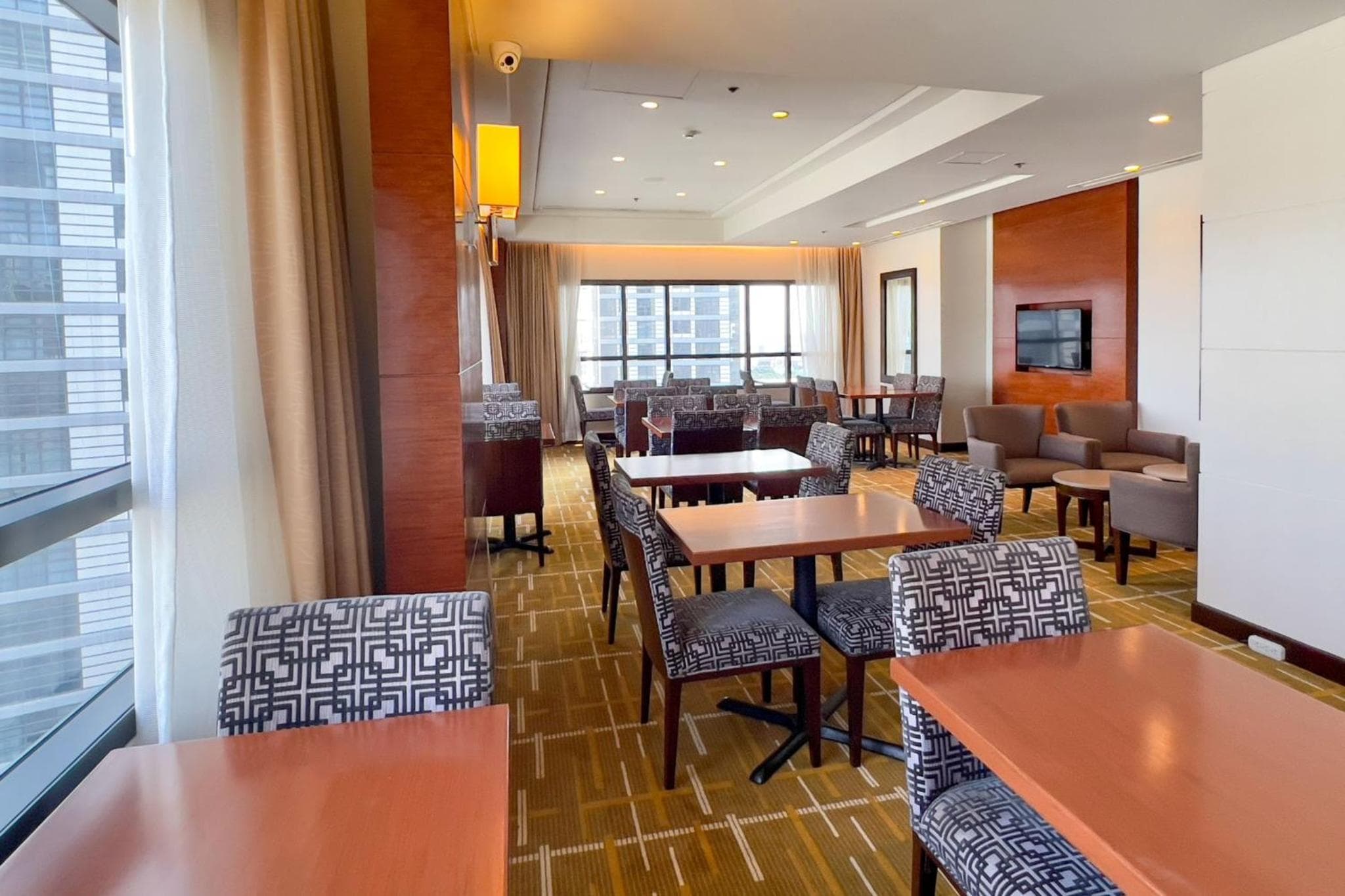 Holiday Inn & Suites Makati by IHG