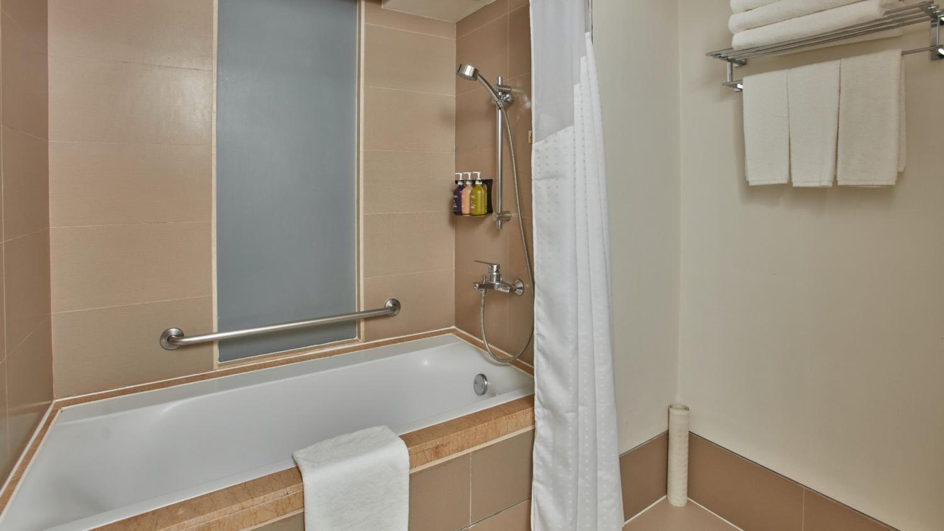 Holiday Inn & Suites Makati by IHG