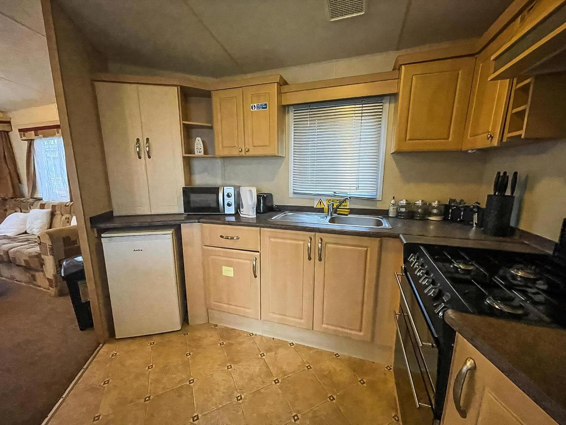 Cosy 6 Berth Caravan With Wi-Fi At Dovercourt Holiday Park In Essex Ref 44002K