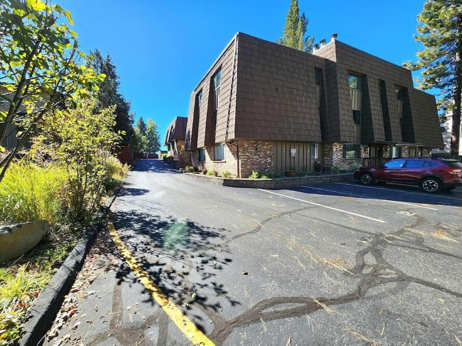 Tahoe Shoreline Retreat - Close to Ski Resorts & HOA Amenities