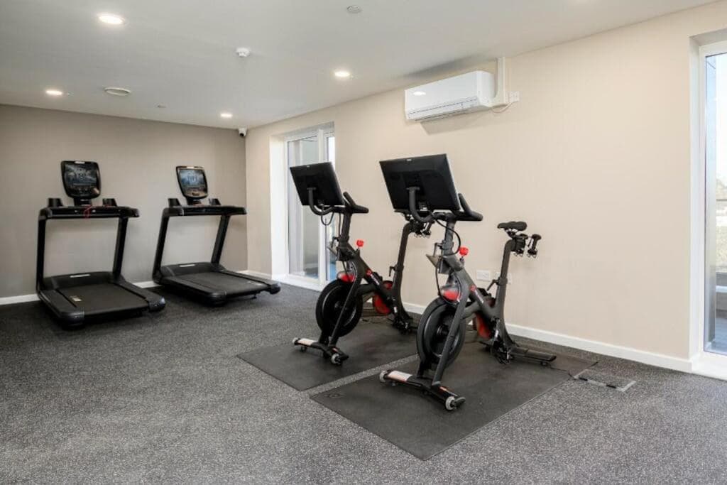 2-Bedroom Modern apt with Gym, roof terrace, Free Parking and 3 min walk to train st